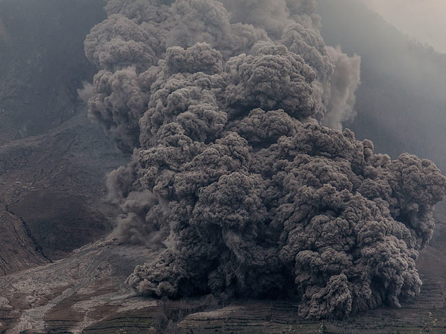 Извержение вулкана Синабунг (архив)   