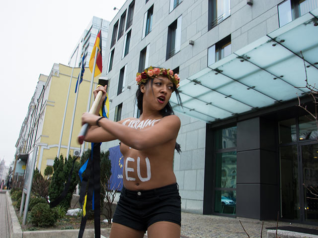 Акция FEMEN около посольства Германии в Киеве. 24 ноября 2016 года