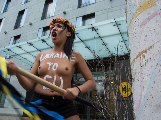 Акция FEMEN около посольства Германии в Киеве. 24 ноября 2016 года