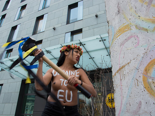 Акция FEMEN около посольства Германии в Киеве. 24 ноября 2016 года