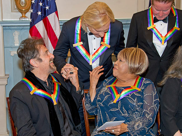 Аль Пачино, Мэвис Стейплс и Джо Уолш на церемонии вручения премии Центра Кеннеди. 3 декабря 2016 года