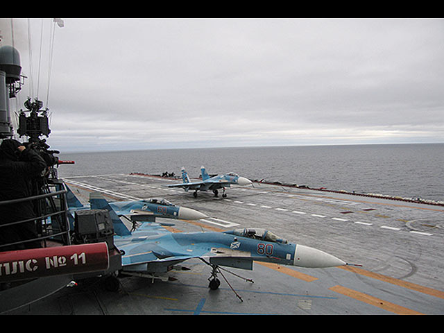 Су-33 во время посадки на авианесущий крейсер  "Адмирал Кузнецов" 