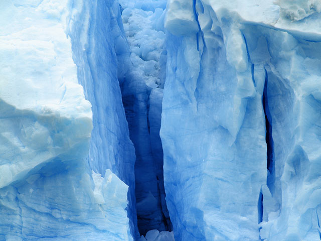 В одном из ледников Антарктиды обнаружена стокилометровая трещина    
