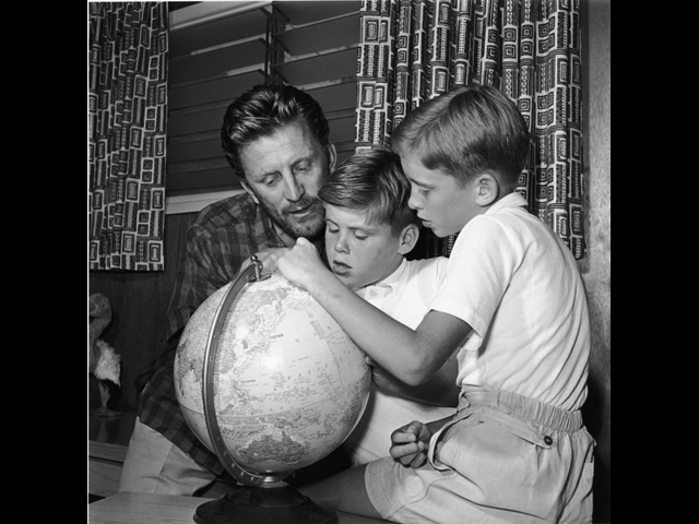 Кирк Дуглас с сыновьями Джоелем и Майклом. 1956 год