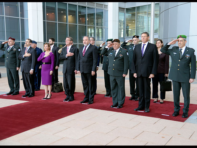 Утром в "Кирие" состоялась встреча министра обороны Израиля Авигдора Либермана и министра обороны США Эштона Картера