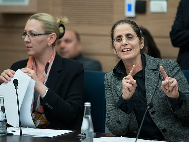 Анат Берко (справа) на заседании парламентской комиссии по правам женщин и гендерному равноправию
