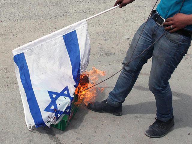 Верховный суд отклонил апелляцию антисиониста, осужденного за сожжение израильского флага  