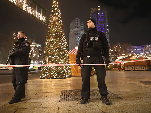 Подозрение на теракт в Берлине: грузовик врезался в посетителей Рождественского рынка  