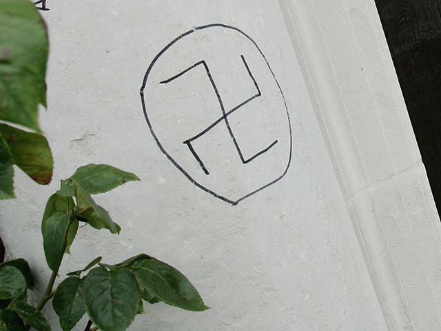 Вандалы "украсили" антисемитскими граффити школу им.Анны Франк во Франции (иллюстрация)    