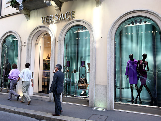 "Кодовое слово &#8211; черная рубашка": сеть Versace уличили в расизме    