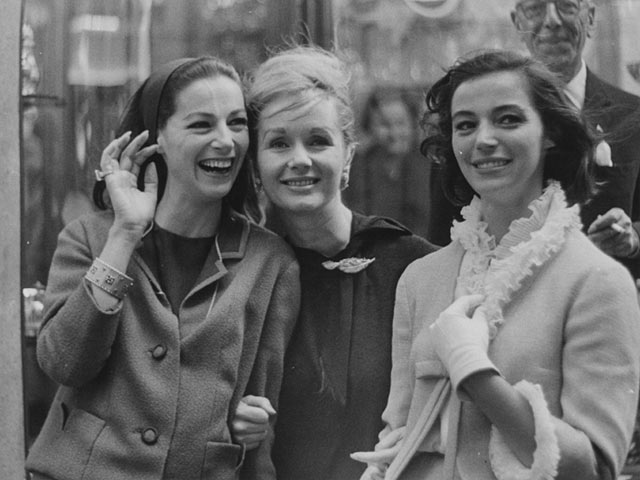 Дебби Рейнольдс (в центре) в 1963 году