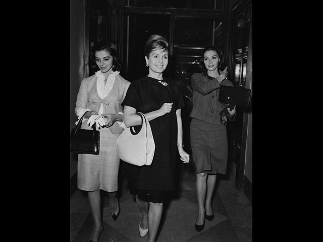 Дебби Рейнольдс (в центре) в 1963 году