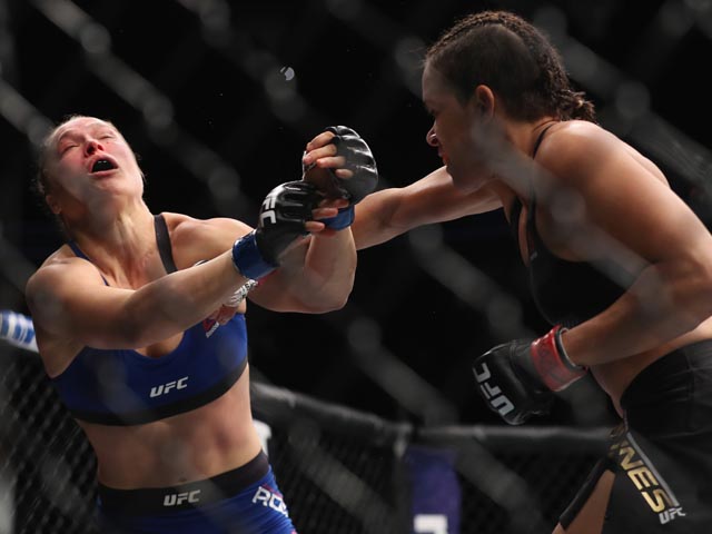 UFC: Аманда Нуньес в первом раунде нокаутировала легендарную Ронду Роузи