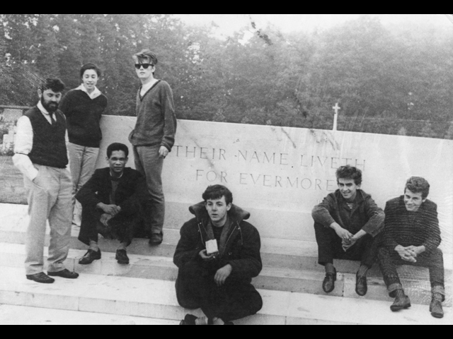 На этой фотографии, сделанной Джоном Ленноном в 1960 году, Аллан Уильямс - крайний слева. На переднем плане в центре сидит Пол Маккартни, второй справа - Джордж Харрисон