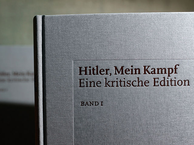 Переизданная мюнхенским Институтом современной истории книга Адольфа Гитлера "Майн Кампф" стала хитом продаж в Германии в 2017 году