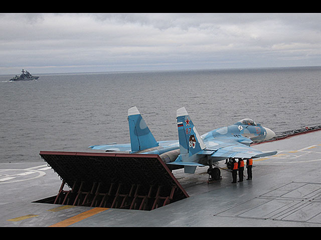 Су-33 на палубе авианесущего крейсера "Адмирал Кузнецов"   