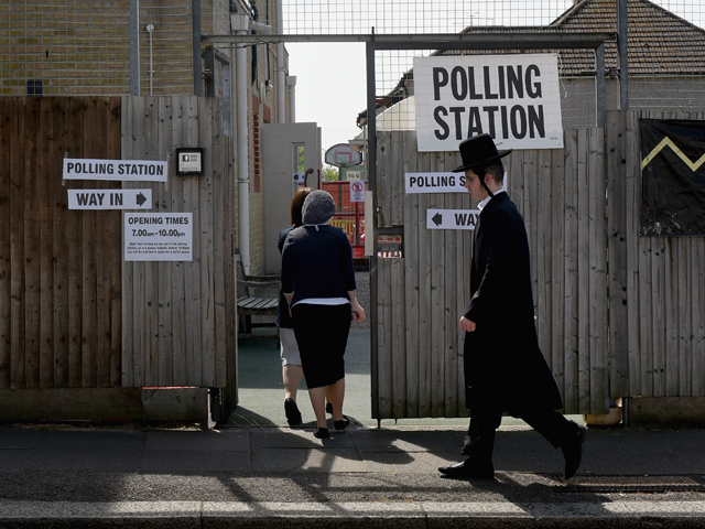 Религиозные евреи на избирательном участке в северном пригороде Лондона
