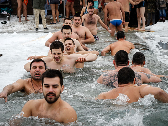 Жители и гости Белграда 19 января совершили ритуальное купание на острове Ада Циганлия, на реке Сава