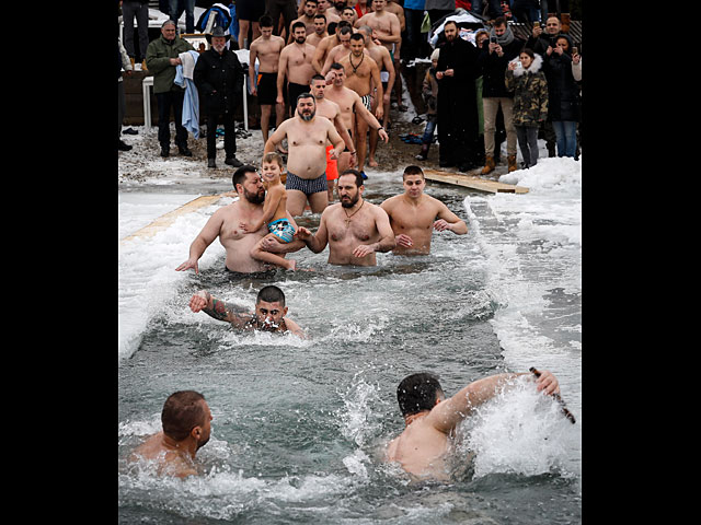 Жители и гости Белграда 19 января совершили ритуальное купание на острове Ада Циганлия, на реке Сава