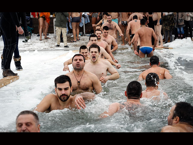 Жители и гости Белграда 19 января совершили ритуальное купание на острове Ада Циганлия, на реке Сава
