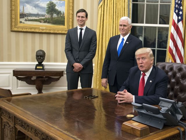 Дональд Трамп в Овальном кабинете на фоне бюста Черчилля