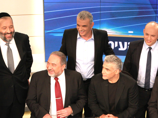 Слева направо: Арье Дери (ШАС), Авигдор Либерман (НДИ), Моше Кахлон ("Кулану"), Яир Лапид ("Еш Атид"), Нафтали Беннет ("Байт Иегуди")