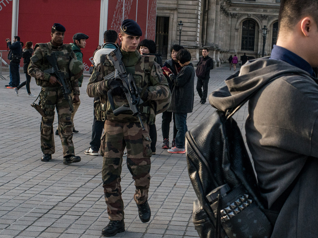 Военнослужащие, охраняющие территорию около Лувра 