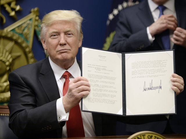  Дональд Трамп на церемонии подписания указа. 27 января 2017 года 