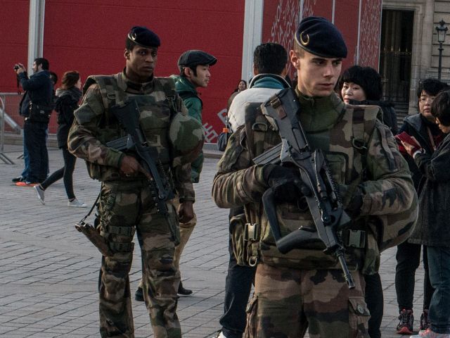 Военный патруль около Лувра. Париж