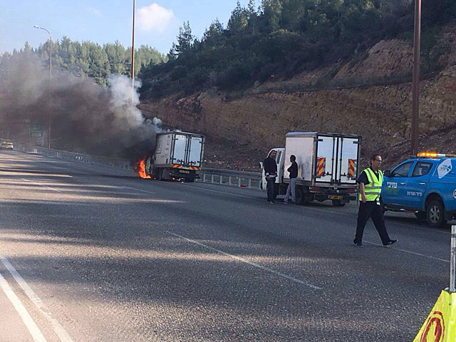 На 1-м шоссе образовались пробки из-за загоревшегося грузовика  
