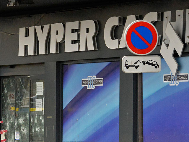 На месте теракта в супермаркете  Hyper Cacher в Париже, январь 2015 года