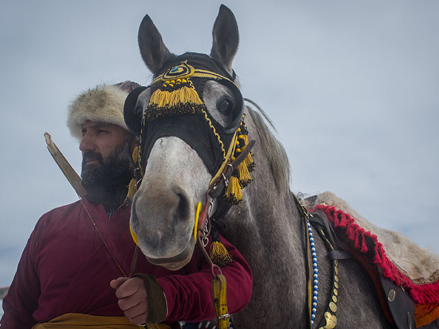"Фестиваль золотой лошади": скачки в заснеженной Турции