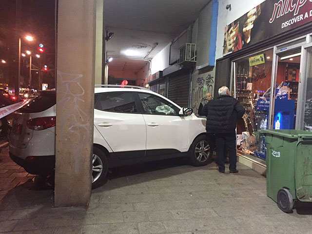 В центре Тель-Авива водитель протаранил несколько автомобилей и въехал в витрину магазина  