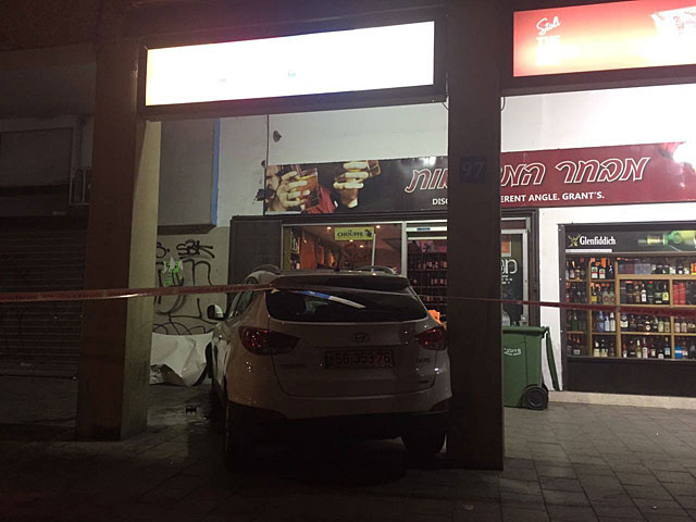 В центре Тель-Авива водитель протаранил несколько автомобилей и въехал в витрину магазина  