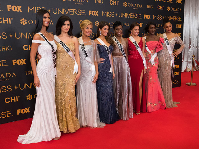 Кристина Миккельсен (третья слева) на конкурсе "Мисс Вселенная 2016"