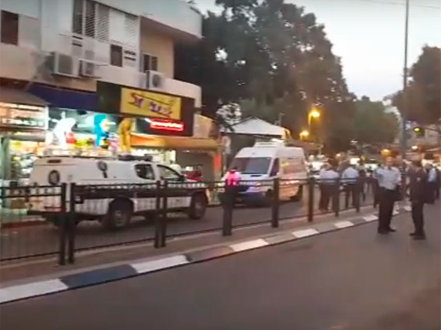 Стрельба и нападения с ножом на рынке в Петах-Тиквы: есть раненые  