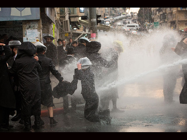 "Религиозные войны": холодная вода против горячего протеста