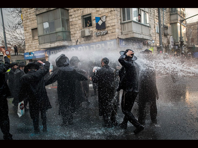 "Религиозные войны": холодная вода против горячего протеста