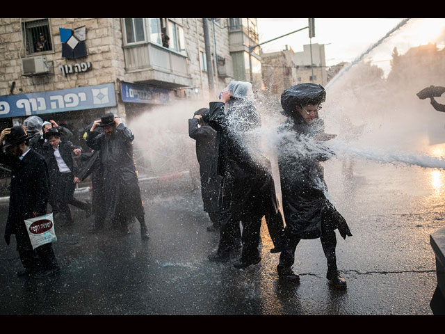 "Религиозные войны": холодная вода против горячего протеста