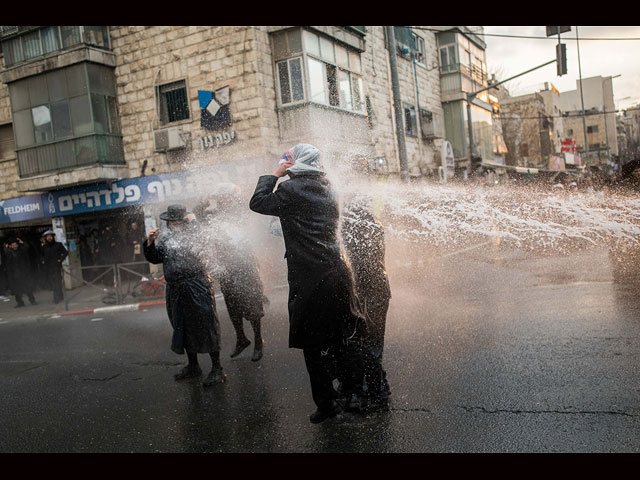 "Религиозные войны": холодная вода против горячего протеста