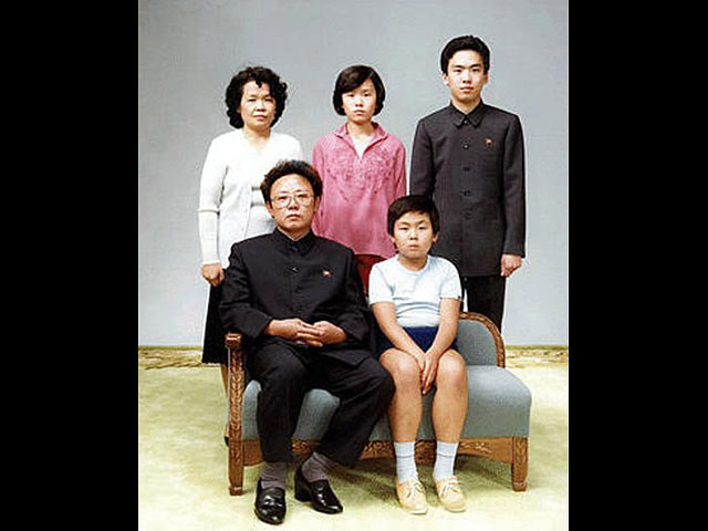 Ким Чен Ир (внизу слева) и Ким Чен Нам (внизу справа)  в 1981 году