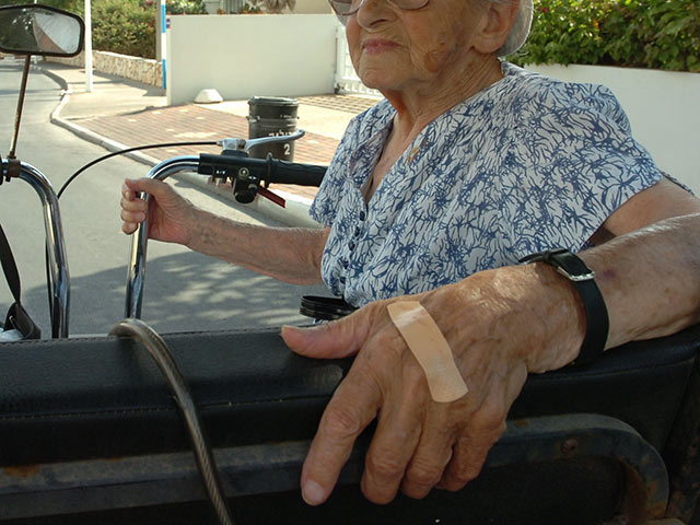     Сотрудники дома престарелых в Хайфе подозреваются в издевательствах над пожилыми людьми