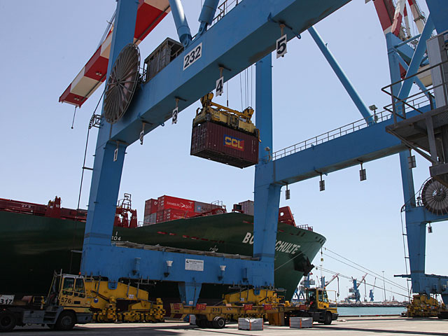 В порту Ашдода подъемный кран рухнул на баржу    