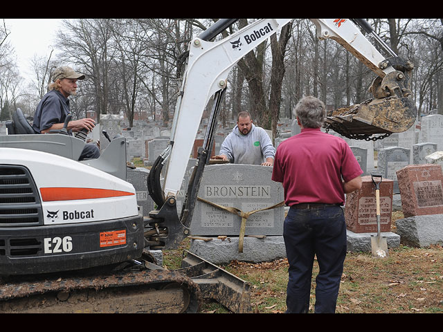 Добровольцы восстанавливают  еврейское кладбище в Миссури, разрушенное вандалами