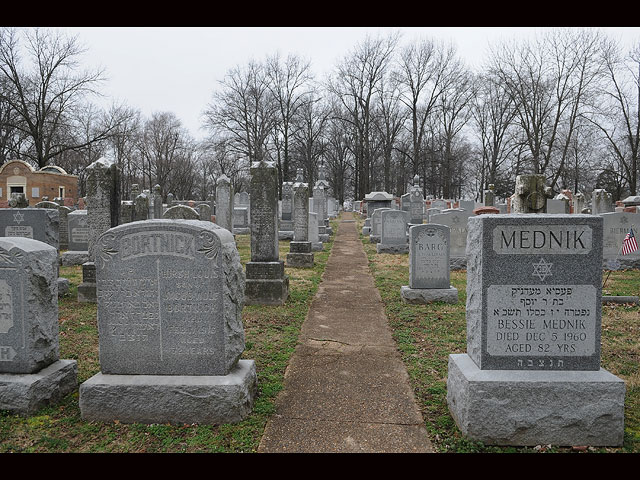 Добровольцы восстанавливают  еврейское кладбище в Миссури, разрушенное вандалами