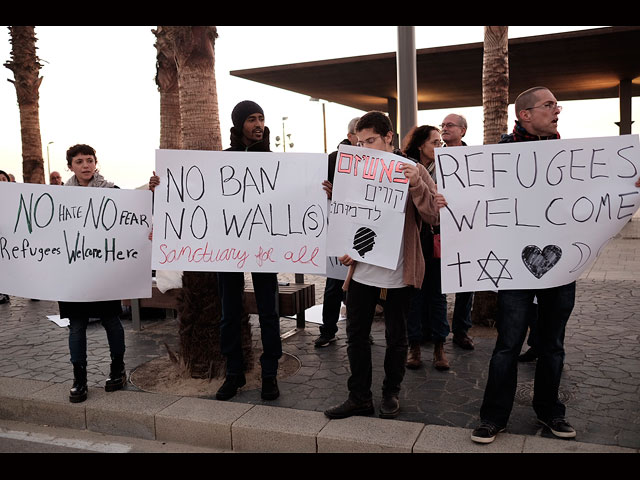 Десятки израильтян проводят акцию протеста возле посольства США в Тель-Авиве  