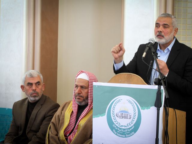 Яхья Сануар (слева) и Исмаил Ханийя (справа) на открытии новой мечети в Рафахе. 24 февраля 2017 года