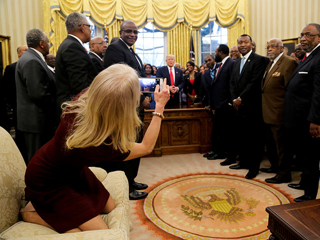Келлиэнн Конуэй в Овальном кабинете Белого дома. 27 февраля 2017 года
