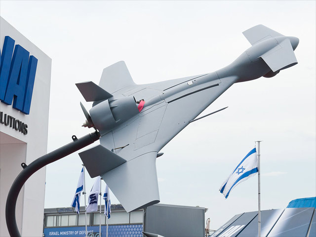 Барражирующий боеприпас Harop (Harpy 2, "Израильская авиационная промышленность") на выставке в Париже. 2013 год  