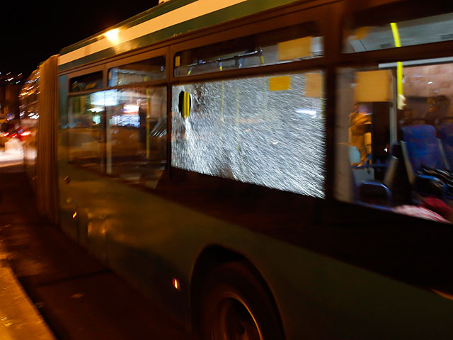 Возле арабской деревни Хизме "каменной атаке" подвергся автобус